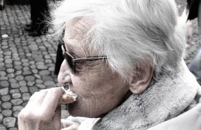 ep abuela personas mayores anciana comiendo