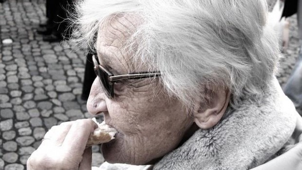 ep abuela personas mayores anciana comiendo