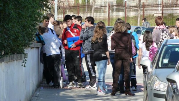 ep adolescentesninos enaentradaun centro escolar
