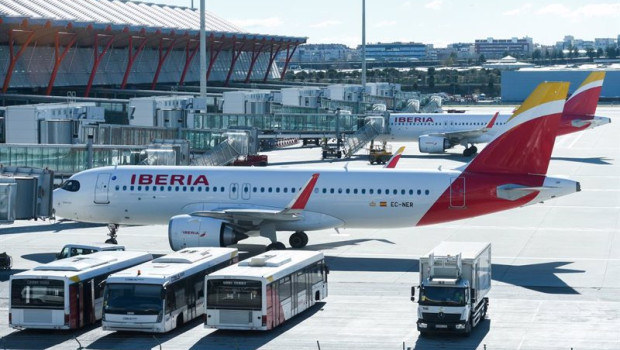 ep archivo   aviones de iberia esperan en pista en la terminal 4 del aeropuerto madrid barajas