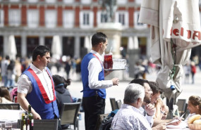 ep archivo   camareros en la plaza mayor de madrid