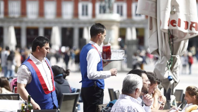 ep archivo camareros en la plaza mayor de madrid ep archivo camareros en la plaza mayor de madrid