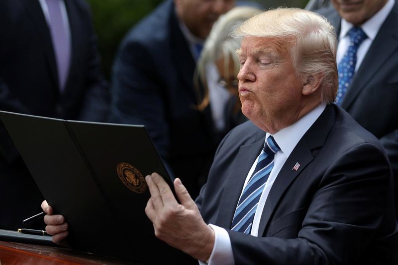Nuevo revés a Trump: el tribunal comercial de EEUU falla contra su arancel universal del 10%