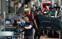 ep archivo   empleados trabajan en la cadena produccion en la fabrica de seat en martorell