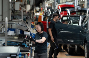 ep archivo   empleados trabajan en la cadena produccion en la fabrica de seat en martorell
