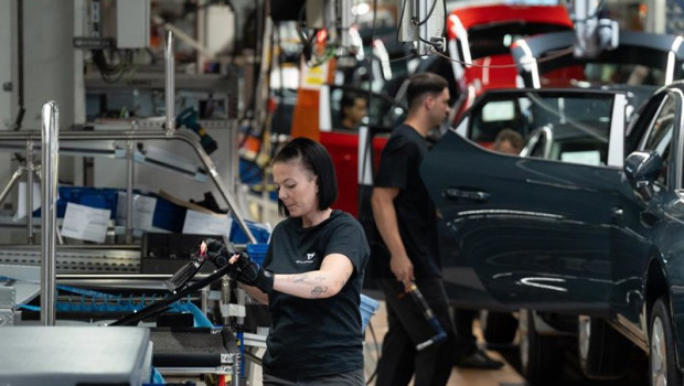 ep archivo   empleados trabajan en la cadena produccion en la fabrica de seat en martorell