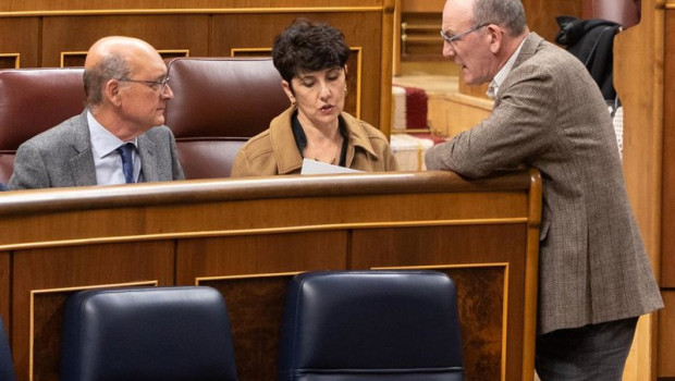ep archivo   la portavoz del pnv en el congreso maribel vaquero con los diputados mikel legarda i y