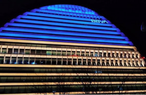 ep archivo   la vela de bbva iluminada con los colores de la bandera de ucrania