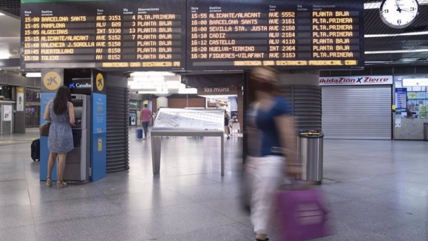 ep archivo   pasajeros en el panel de salidas de la estacion de ave de atocha