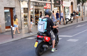 ep archivo rider de deliveroo por las calles de madrid ep archivo rider de deliveroo por las calles de madrid