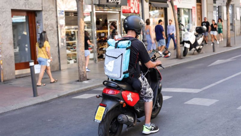 ep archivo rider de deliveroo por las calles de madrid ep archivo rider de deliveroo por las calles de madrid