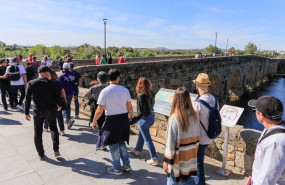 ep archivo   turistas junto al puente romano de merida