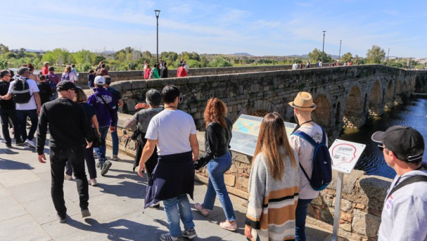 ep archivo   turistas junto al puente romano de merida