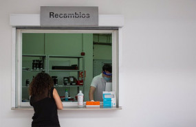 ep archivo - un empleado atiende a una clienta en un concesionario