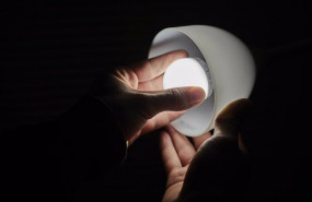 ep archivo   un hombre cambia la bombilla de una lampara