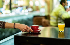 ep archivo   una trabajadora lleva un cafe durante una jornada marcada por la reapertura de los