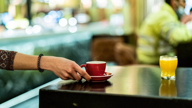 ep archivo una trabajadora lleva un cafe durante una jornada marcada por la reapertura de los ep archivo una trabajadora lleva un cafe durante una jornada marcada por la reapertura de los