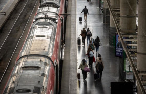 ep archivo   varias personas con maletas en la estacion de tren puerta de atocha almudena grandes