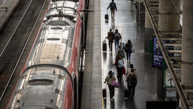 Archivo - Varias personas con maletas en la estación de tren Puerta de Atocha-Almudena Grandes | Alejandro Martínez Vélez - Europa Press - Archivo ep archivo varias personas con maletas en la estacion de tren puerta de atocha almudena grandes