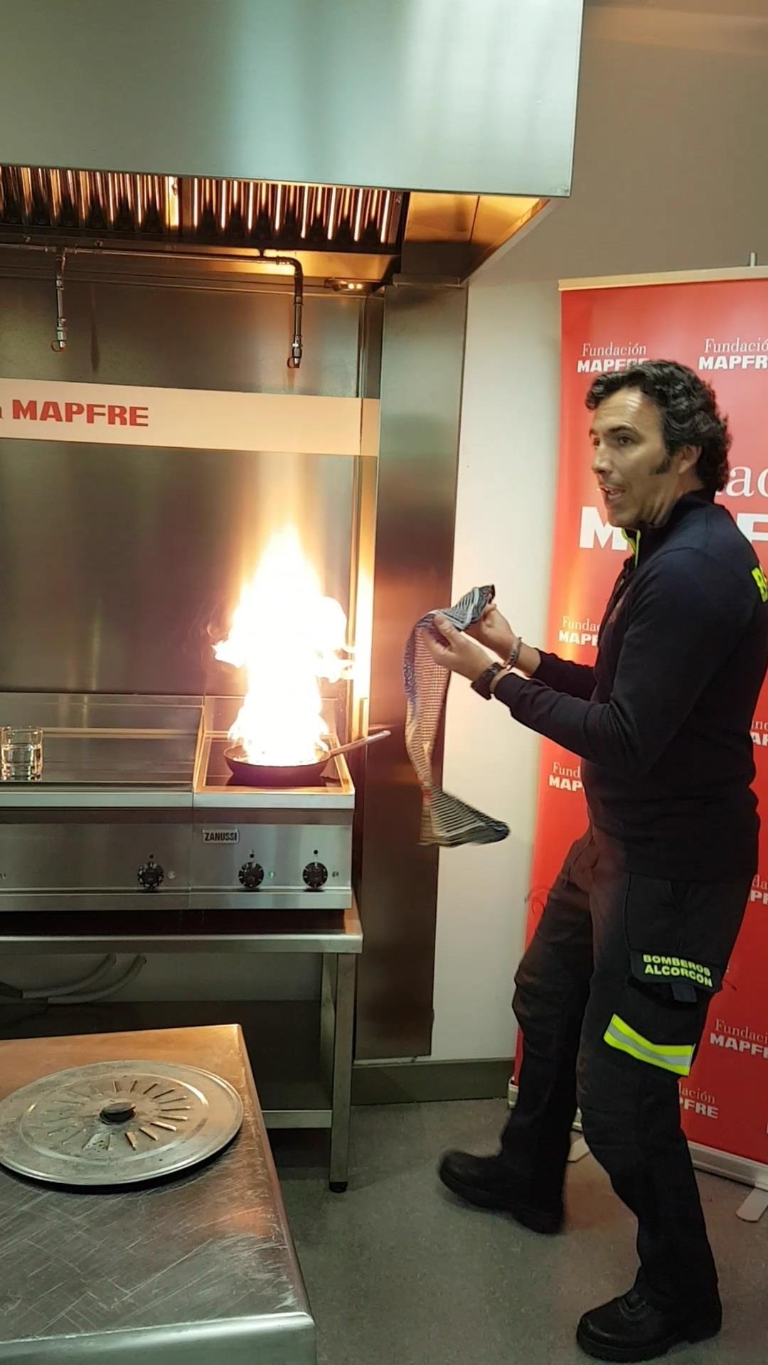 Bombero apagando fuego cocina Fundación Mapfre | EUROPA PRESS ep bombero apagando fuego cocina fundacion mapfre