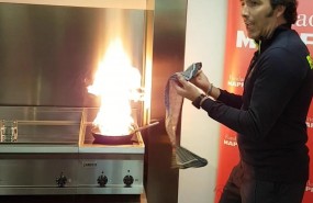 ep bombero apagando fuego cocina fundacion mapfre