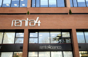 ep cartel de una de las oficinas de renta 4 banco tras conocerse el incremento de un 108 de su