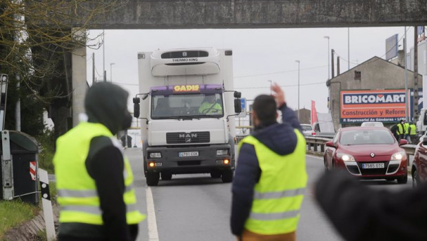 ep dos piquetes paran a los transportistas en la n vi a su paso por lugo