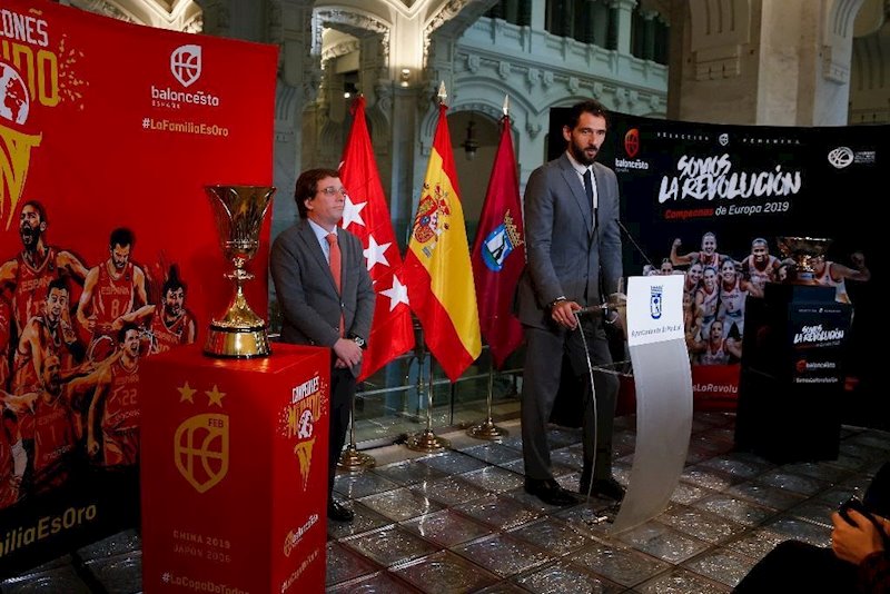 ep el ayuntamiento de madrid homenajea a las selecciones espanolas de baloncesto por su gran ano