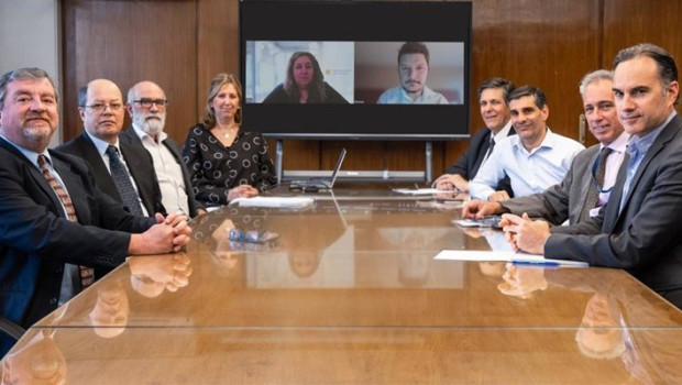 ep el banco central de uruguay recorta en 25 puntos basicos los tipos de interes hasta el 8