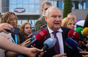 ep el ministro de industria y turismo jordi hereu atiende a los medios durante la inauguracion del