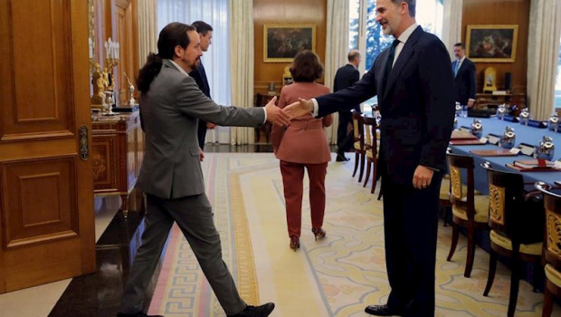 ep el rey felipe vi saluda al vicepresidente del gobierno de derechos sociales y agenda 2030 pablo
