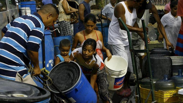 ep familias recogen agua en venezuela