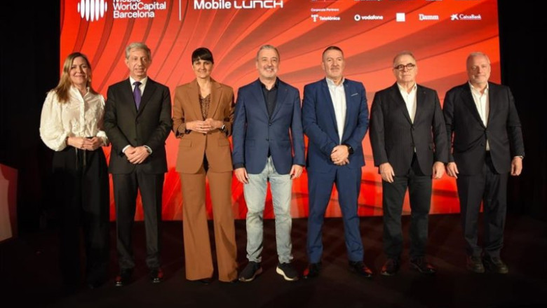 ep foto de familia del mobile lunch 2026 de mwcapital barcelona con la secretaria de estado de