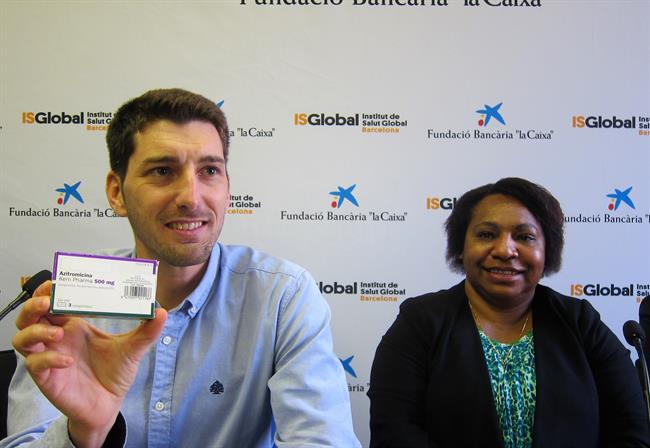 Investigador Oriol Mitjà (ISGlobal) Dtora.Salud Lucy John (Papúa Nueva Guinea) | EUROPA PRESS - Archivo ep investigador oriol mitj isglobal dtorasalud lucy john papua nueva guinea
