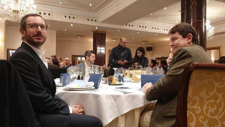 Javier Maroto (i) junto al presidente del PPCyL, Alfonso Fernández Mañueco (d), en la comidad de navidad del PP de Salamanca. | EUROPA PRESS ep javier maroto i junto al presidente del ppcyl alfonso fernandez manueco d en la comidad de