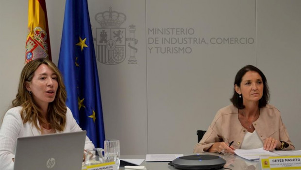 ep la ministra de industria comercio y turismo reyes maroto junto con la secretaria de estado de