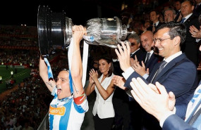 ep la real sociedad campeon de la copa de la reina de futbol femenino levanta el trofeo ante la