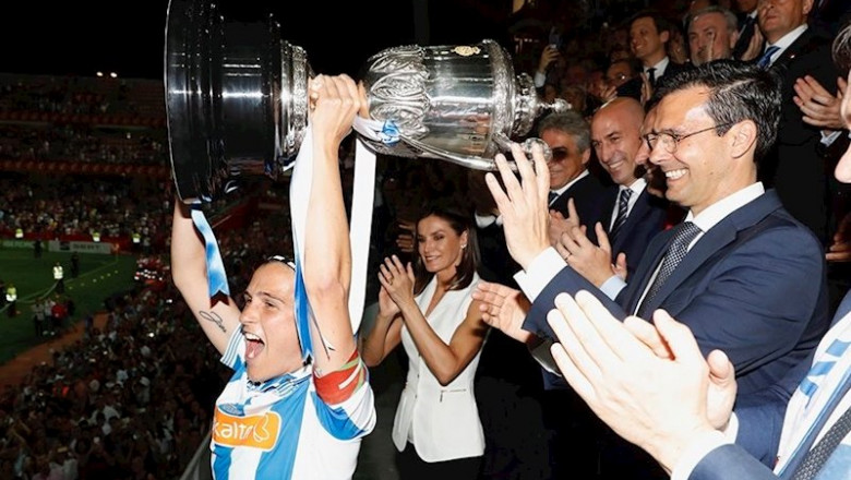 La Real Sociedad, campeón de la Copa de la Reina de fútbol femenino, levanta el trofeo ante la Reina Letizia | RFEF - Archivo ep la real sociedad campeon de la copa de la reina de futbol femenino levanta el trofeo ante la