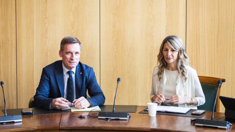 ep la vicepresidenta segunda y ministra de trabajo yolanda diaz con oliver rpke director de la