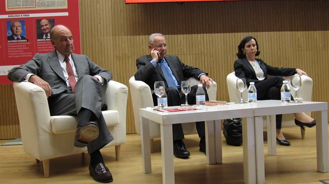 María Emilia Casas, Alfonso Guerra y Miquel Roca | EUROPA PRESS ep maria emilia casas alfonso guerramiquel roca