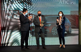 ep mikel palomera director general de seat espana recibe el premio abc mejor coche del ano 2021
