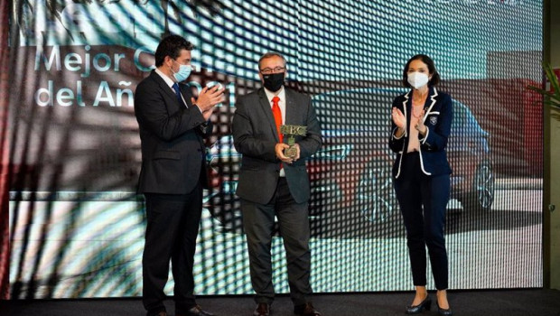 ep mikel palomera director general de seat espana recibe el premio abc mejor coche del ano 2021