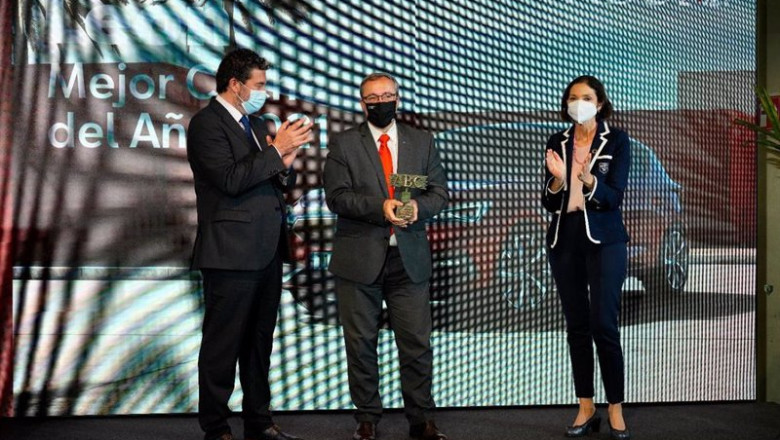 ep mikel palomera director general de seat espana recibe el premio abc mejor coche del ano 2021