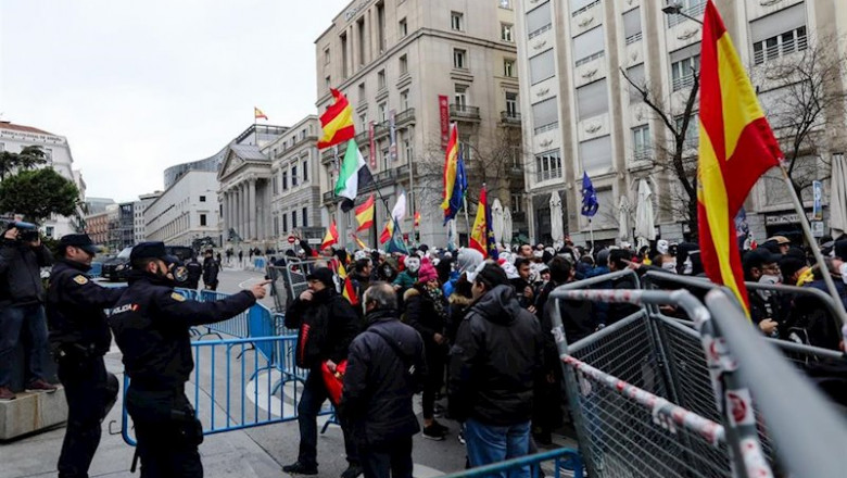 Momento de la protesta de Jusapol el 3 de marzo frente al Congreso por el veto a la ILP de equiparación salarial | Jesús Hellín - Europa Press ep momento de la protesta de jusapol el 3 de marzo frente al congreso por el veto a la ilp de
