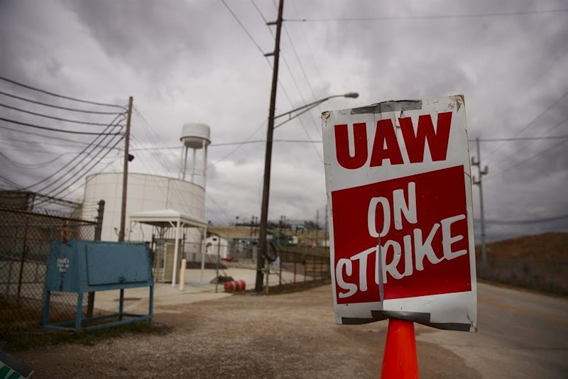 https://img2.s3wfg.com/web/img/images_uploaded/f/e/ep_october_16_2019_-_bedford_indiana_united_states_a_strike_sign_is_displayed_as_united_auto_workers.jpg