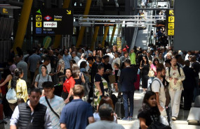 ep pasajeros esperan en la entrada de la terminal 4 de barajas durante el colapso por falta de