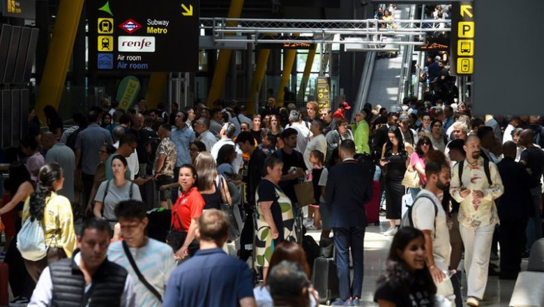 Pasajeros esperan en la entrada de la Terminal 4 de Barajas durante el colapso por falta de personal, a 2 de julio de 2025, en Madrid (España). | Gustavo Valiente - Europa Press ep pasajeros esperan en la entrada de la terminal 4 de barajas durante el colapso por falta de