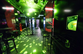 ep sillas en la pista de baile de una discoteca de madrid