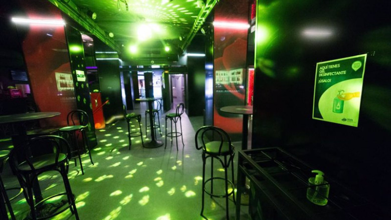 ep sillas en la pista de baile de una discoteca de madrid
