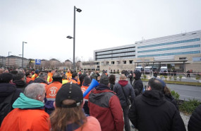 ep trabajadores de la plantilla de tubos reunidos durante una concentracion frente a la sede del